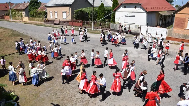 II. KárpátHáz Fiesta Badalóban - A néptánctanulás mellé citeraoktatás. Fotó: Kárpátinfo/Kovács Elemér