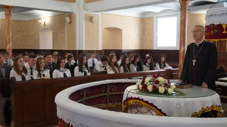 A Kárpátaljai Magyar Líceum központi tanévnyitója Nagydobronyban - Az anyanyelvi oktatás megőrzése a cél