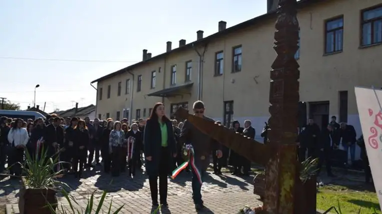 ’56 emléke előtt tisztelegtek Beregszászban - A múlt kötelez – a bátraknak tisztelet. Fotó: Kárpátinfó/ Kovács Erzsébet