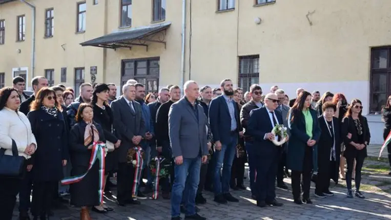 ’56 emléke előtt tisztelegtek Beregszászban - A múlt kötelez – a bátraknak tisztelet. Fotó: Kárpátinfó/ Kovács Erzsébet