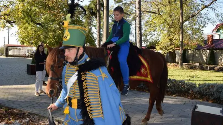Interaktív huszár lovasbemutató a Perényi Kultúrkúriában - Lóra, ifjú magyar! Fotó: Kárpátinfó/ Kovács Elemér