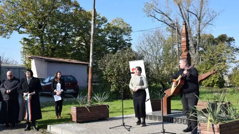 ’56 emléke előtt tisztelegtek Beregszászban - A múlt kötelez – a bátraknak tisztelet. Fotó: Kárpátinfó/ Kovács Erzsébet