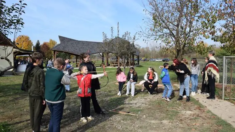 Interaktív foglalkozások a Tiszacsomai Látogatóközpontban - Elődeink nyomdokain. Fotó: Kárpátinfó/ Kovács Elemér