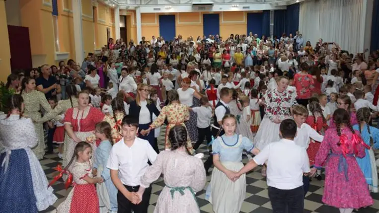 Az összetartozás tánca Beregszászban - Trianonra felelet: összetartozunk