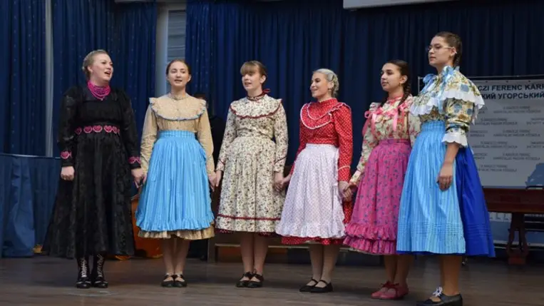 Hagyományőrző csoportok műsora a Rákóczi Főiskolán - A népi kultúra közöségteremtő műfajainak támogatása. Fotó: Kárpátinfó/ Kovács Elemér