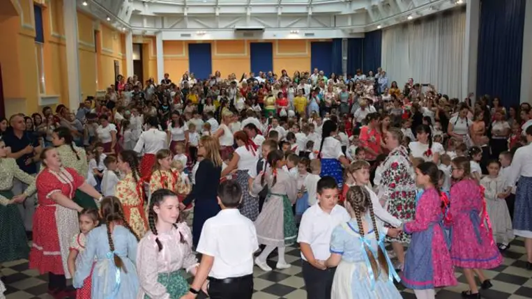 Az összetartozás tánca Beregszászban - Trianonra felelet: összetartozunk