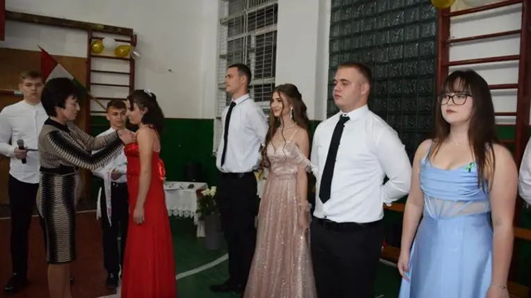 Szalagavató Bátyúban - Szétszórt gyöngyszemek. Fotó: Kárpátinfó/ Kovács Erzsébet