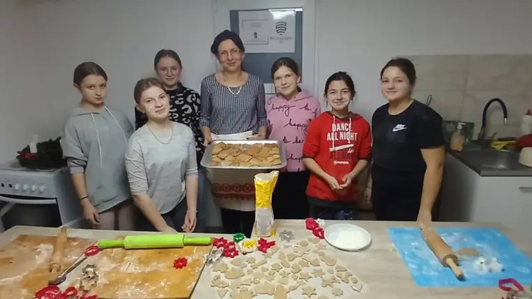 Mézeskalács-sütés és adventi koszorú-készítés a Tulipán Tanodákban