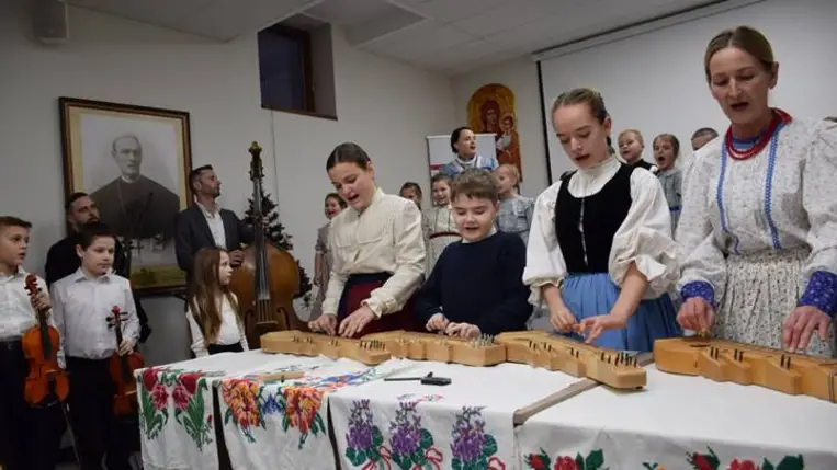 A Rezeda Folkműhely karácsonyi gálakoncertjén - Értékőrzők ünnepi műsora. Fotó: Kárpátinfó/ Kovács Erzsébet