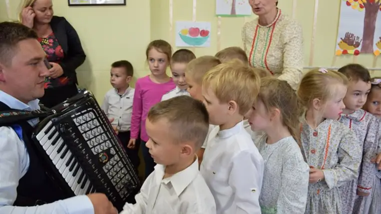 Zeneünnep a P. Frangepán Katalin Gimnázium beregszászi bázisóvodájában -Hangszersimogató és koncert, népi játékok és táncház. Fotó: Kárpátinfó/ Kovács Erzsébet