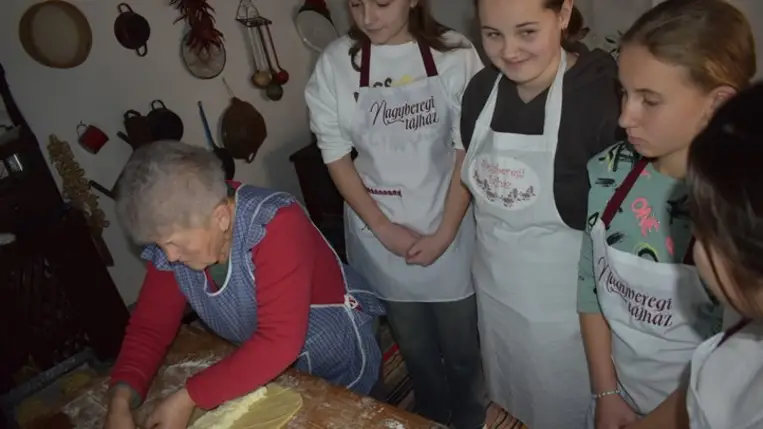 Karácsonyi készülődés a Nagyberegi Tájházban - Adventi koszorú, szaloncukor és kígyórétes