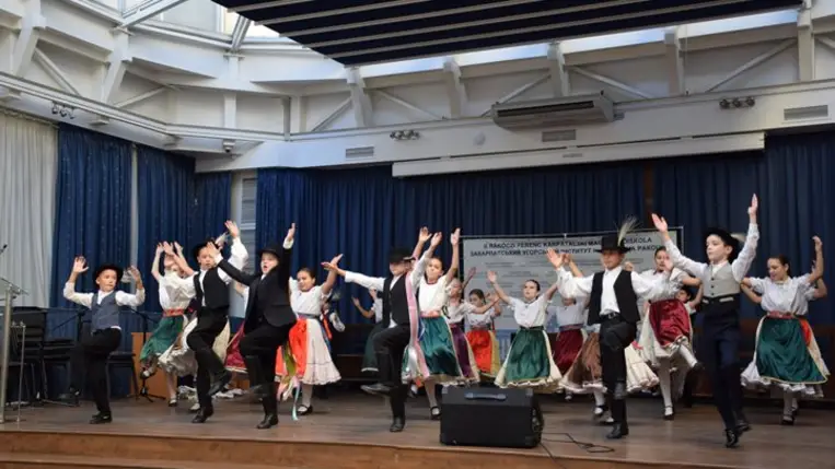 Hagyományőrző csoportok műsora a Rákóczi Főiskolán - A népi kultúra közöségteremtő műfajainak támogatása. Fotó: Kárpátinfó/ Kovács Elemér