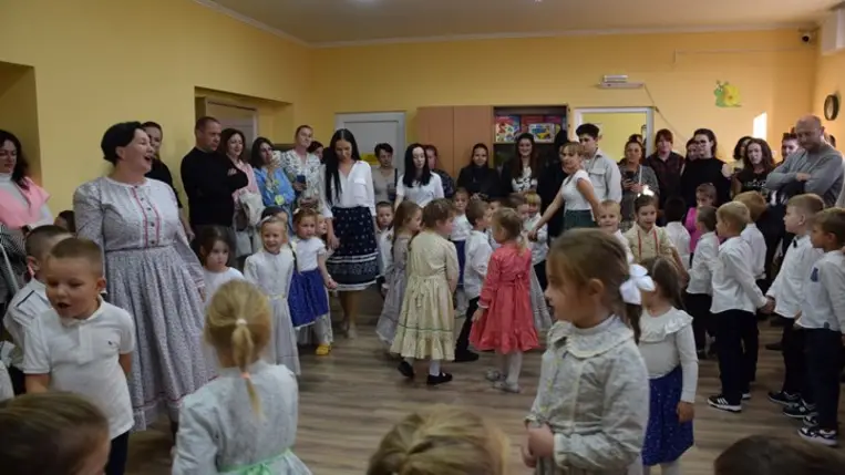 Zeneünnep a P. Frangepán Katalin Gimnázium beregszászi bázisóvodájában -Hangszersimogató és koncert, népi játékok és táncház. Fotó: Kárpátinfó/ Kovács Erzsébet