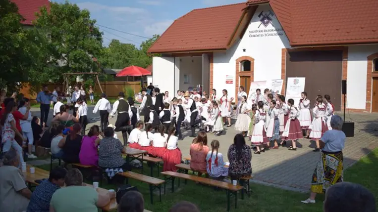 Cseperedő táncosok-zenészek találkozója Mezőváriban - Közösségépítő örömtánc, örömzene, játék. Fotó: Beregszászi Gabriella