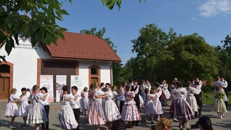 Cseperedő táncosok-zenészek találkozója Mezőváriban - Közösségépítő örömtánc, örömzene, játék. Fotó: Beregszászi Gabriella