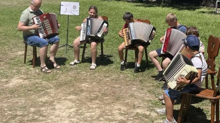 Táborozás a csepei Tulipán Tanodában - Zene, tánc, kézműveskedés