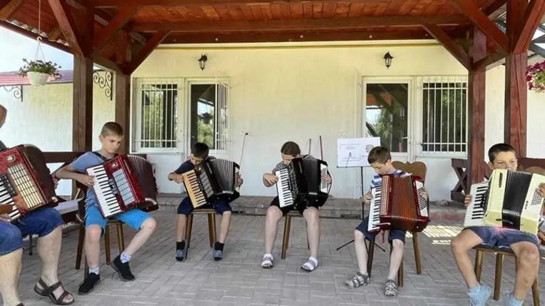 Táborozás a csepei Tulipán Tanodában - Zene, tánc, kézműveskedés