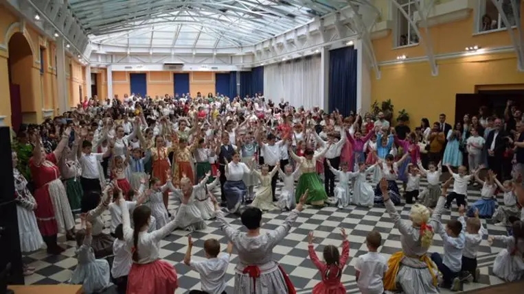 Az összetartozás tánca Beregszászban - Trianonra felelet: összetartozunk