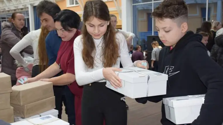 Karácsonyvárás a Kárpátaljai Magyar Nagycsaládosok Egyesületében - Bábelőadás, ajándék, adventi vásár