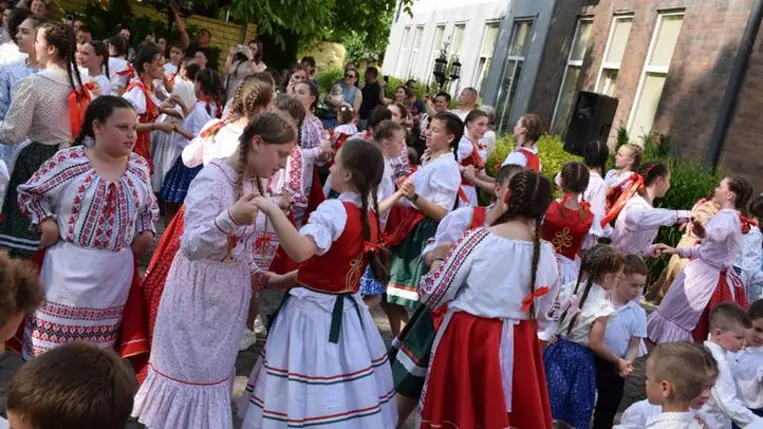 Az Összetartozás tánca Beregszászon - Gyászünnep helyett méltóságteljes megemlékezés. Fotó: Kárpátinfó/ Kovács Elemér