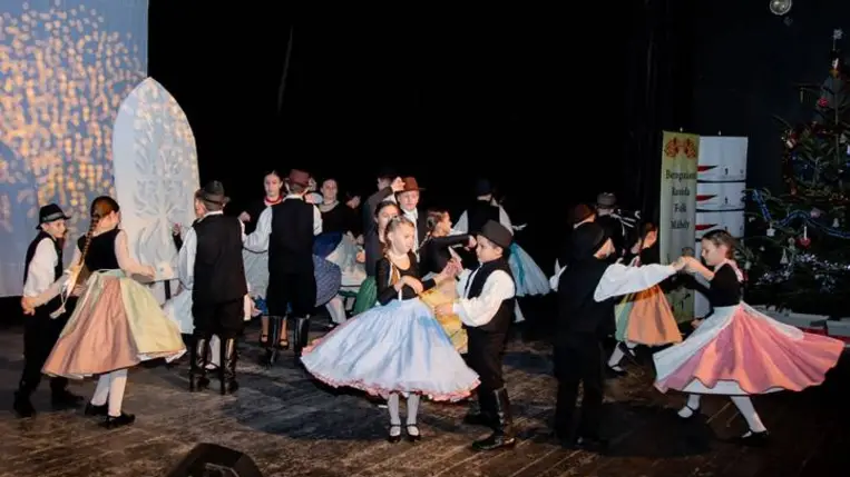 Ünnepi gálakoncerttel zárták az évet a Beregszászi Rezeda Folkműhely növendékei