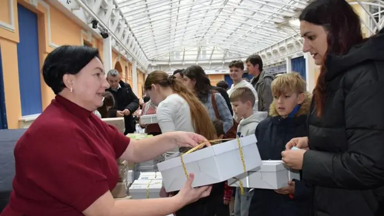 Karácsonyvárás a Kárpátaljai Magyar Nagycsaládosok Egyesületében - Bábelőadás, ajándék, adventi vásár