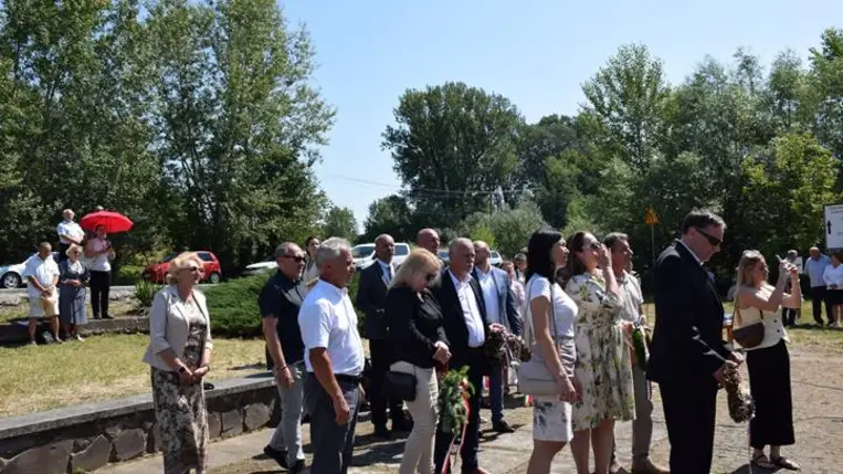 Megemlékezés a tiszaújlaki turulmadaras emlékműnél - Bátorság, remény, megmaradás. Fotó: Kárpátinfó/ Kovács Elemér