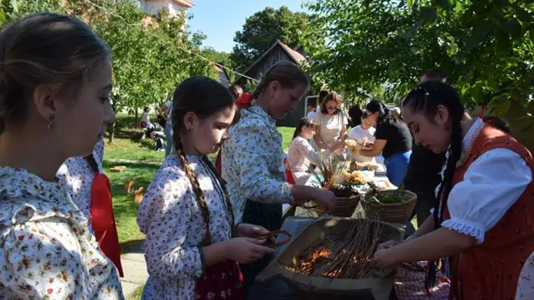 Évadnyitó és Sereglés a Nagyberegi Tájházban - Perdült a szoknya és csordult a must. Fotó: Kárpátinfó/ Marton Erzsébet