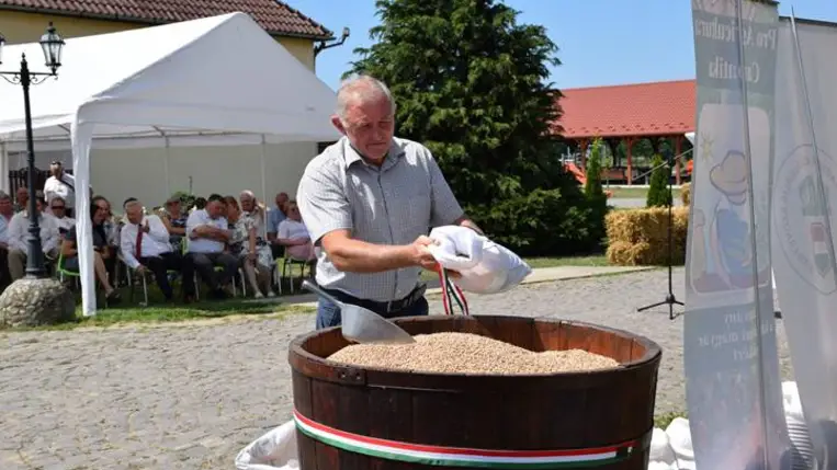 Magyarok Kenyere. Búzaösszeöntő ünnepség Nagydobronyban - A megpróbáltatások idején még jobban összekapaszkodunk. Fotó: Kárpátinfó/ Kovács Elemér