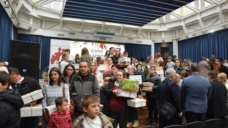 Karácsonyvárás a Kárpátaljai Magyar Nagycsaládosok Egyesületében - Bábelőadás, ajándék, adventi vásár