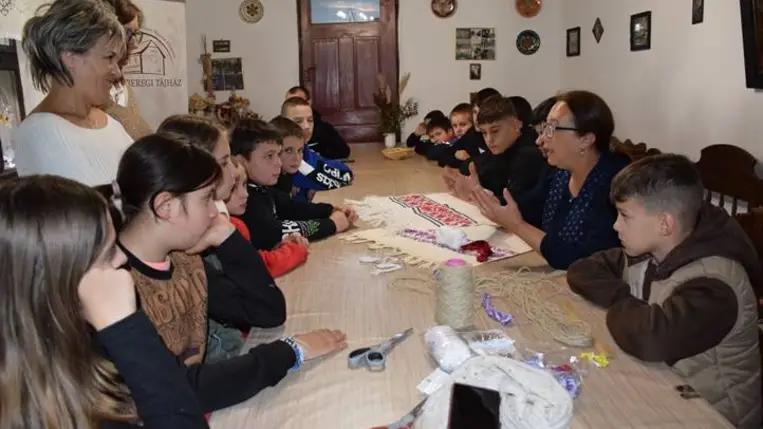 Szüretidéző őszi foglalkozás a Nagyberegi Tájházban - Körjáték, csősztánc, csomózás és labdacsöröge