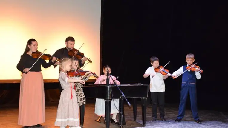 A Beregszászi Rezeda Folkműhely évzáró gálakoncertjén - Az ifjú tehetségek meghódították a szíveket. Fotó: Kárpátinfó/ Kovács Erzsébet