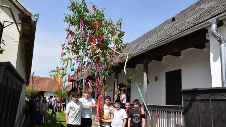 Nyitott kapu a Nagyberegi Tájházban - Májusfaállítás, kiállítás, táncház, kézműveskedés. Fotó: Kárpátinfó/ Kovács Erzsébet
