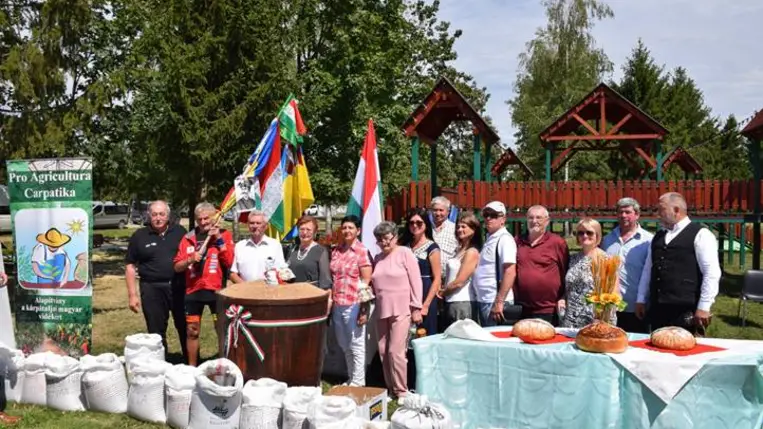 Magyarok Kenyere. Búzaösszeöntő ünnepség Nagydobronyban - A megpróbáltatások idején még jobban összekapaszkodunk. Fotó: Kárpátinfó/ Kovács Elemér
