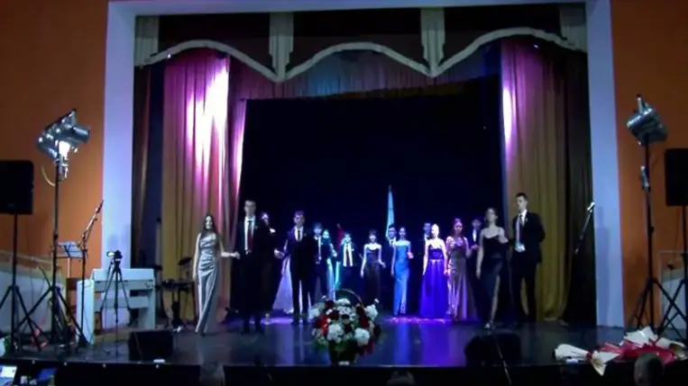 Szalagavató a Nagyberegi Református Líceumban - „Erős torony az Úr neve”