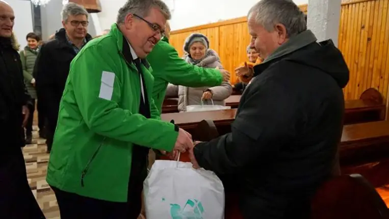 Karácsonyi ajándék a Magyar Református Egyháztól és a Szeretetszolgálattól - Gyermekeknek öröm, időseknek segítség. Fotó: Dobis-Lucski Zsófia