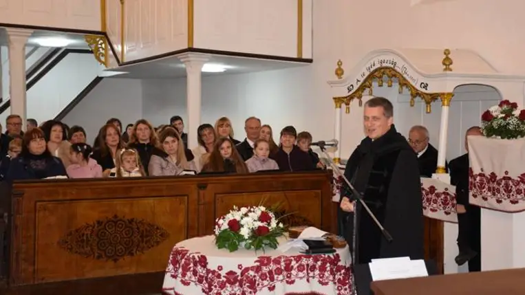Hálaadás a megújult beregrákosi református templomban - „A szeretet mindent remél”.  Fotó: Kárpátinfó/ Marton Erzsébet