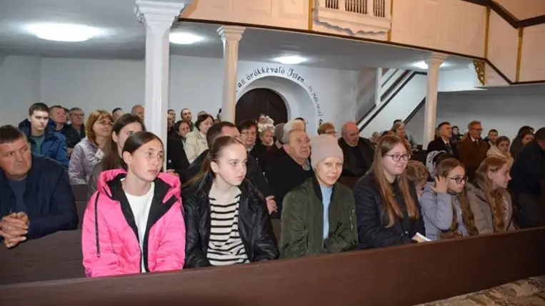 Hálaadás a megújult beregrákosi református templomban - „A szeretet mindent remél”.  Fotó: Kárpátinfó/ Marton Erzsébet