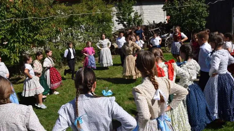 Évadnyitó és Sereglés a Nagyberegi Tájházban - Perdült a szoknya és csordult a must. Fotó: Kárpátinfó/ Marton Erzsébet