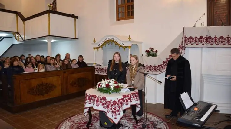 Hálaadás a megújult beregrákosi református templomban - „A szeretet mindent remél”.  Fotó: Kárpátinfó/ Marton Erzsébet