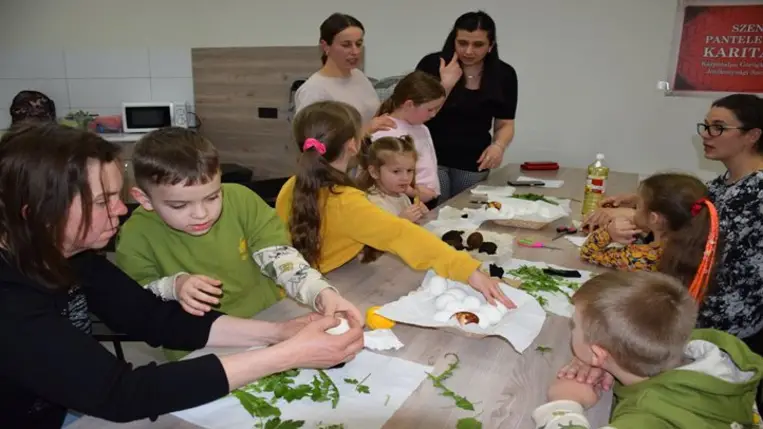 Húsvéti kézműves foglalkozás a nagycsaládosoknál - Hagymahéjas hímes, fűzfavessző-ajtódísz, csuhényuszi. Fotó: Kárpátinfó/ Kovács Erzsébet