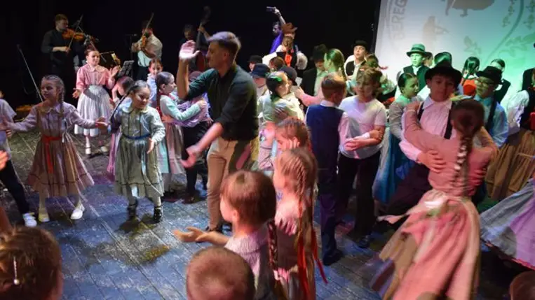 A Beregszászi Rezeda Folkműhely évzáró gálakoncertjén - Az ifjú tehetségek meghódították a szíveket. Fotó: Kárpátinfó/ Kovács Erzsébet