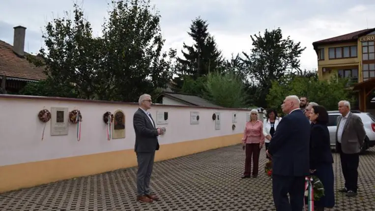Egy feledésre ítélt alkotó: Zahoray János emléktáblájának avatója Beregszászon - Portrék, tájképek, enteriőrök. Fotó: Kárpátinfó/ Kovács Elemér