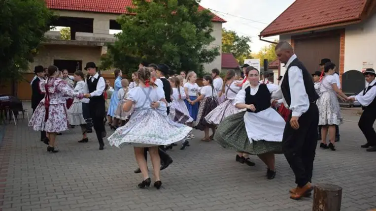 Hagyományőrző napok Mezőváriban, ötödször - Barátságszövés a tánc, a zene erejével