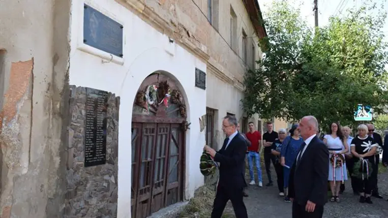 Megemlékezés a tiszaújlaki turulmadaras emlékműnél - Bátorság, remény, megmaradás. Fotó: Kárpátinfó/ Kovács Elemér