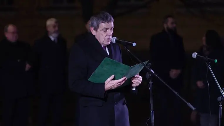 Közös gyertyagyújtás Beregszász főterén - Fellobbant a hit lángja