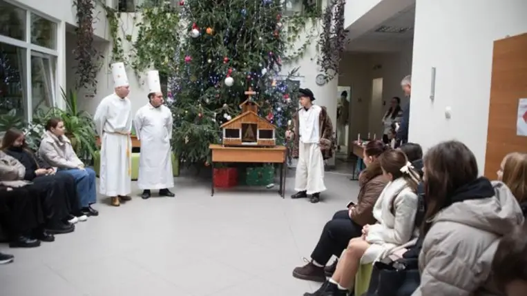 Karácsonyváró a Rákóczi Egyetem Filológiai Campusában - Betlehemezés, kézműveskedés, közösségépítés. Fotó: Kurmay Anita