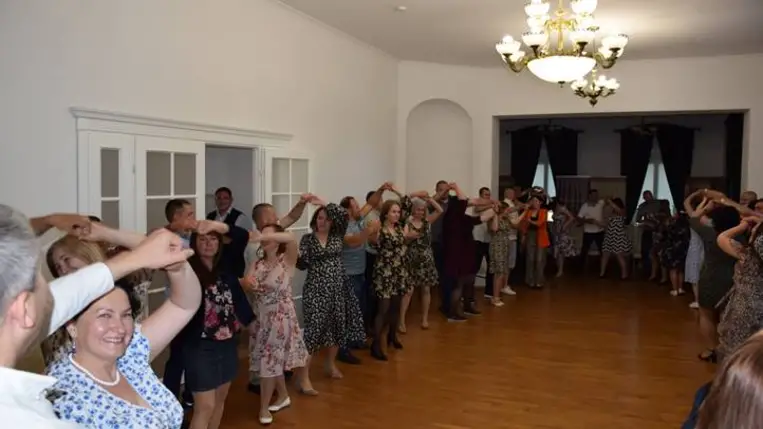 A nagycsaládos házaspárok hagyományőrző találkozóján - Májusfaállítás, szerenád, táncklub. Fotó: Kárpátinfó/ Kovács Elemér