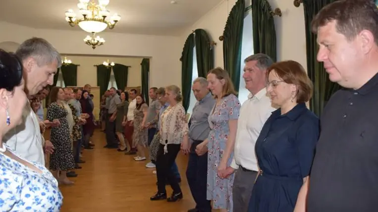 A nagycsaládos házaspárok hagyományőrző találkozóján - Májusfaállítás, szerenád, táncklub. Fotó: Kárpátinfó/ Kovács Elemér