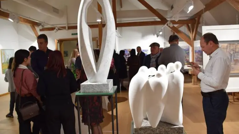 Tárlatmegnyitó a Munkácsy Mihály Magyar Házban - A Kárpátok Művészetéért és Kultúrájáért Egyesület alkotóinak sokszínű világa